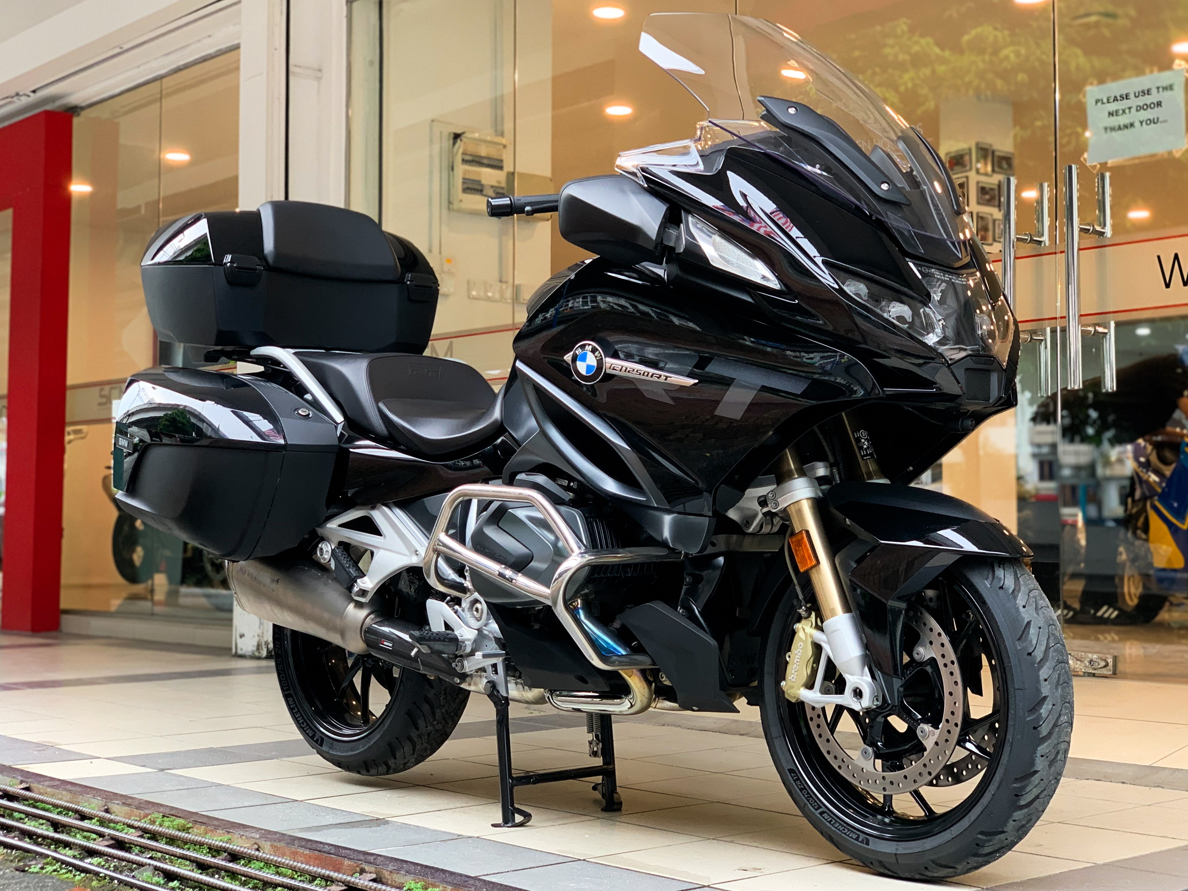 BMW R 1250 RT TRIPLE BLACK (With AKRAPOVIC Slip-on)
