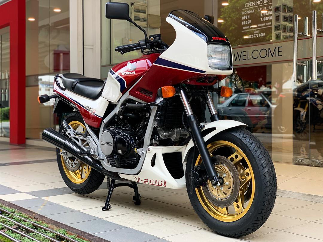 HONDA VF750F RC15